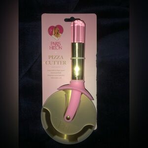 🍕Paris Hilton Pink and Gold Pizza Cutter